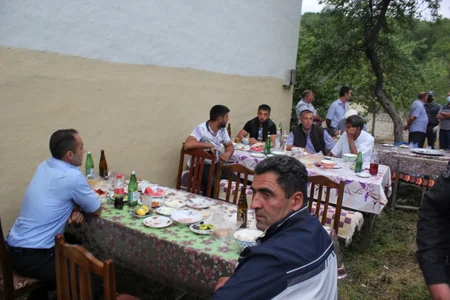 Hərbi xidmətdən qayıdan oğullarına yığıncaq keçirən atalar cərimələndi