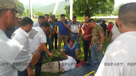 Oğuzda avtomobil ağaca çırpılıb, sürücü ağır xəsarət alıb
