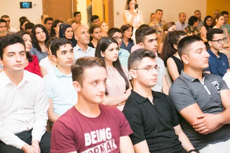 “Nar” qəbul imtahanlarında ən yüksək nəticə göstərmiş abituriyentləri mükafatlandırıb