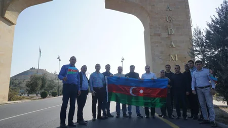 Parlament jurnalistləri cəbhə bölgəsində bayraq aksiyası keçiriblər - FOTOREPORTAJ