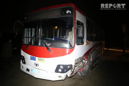 Bakıda minik maşını ilə avtobus toqquşub, yaralanan var - FOTO - VİDEO - YENİLƏNİB