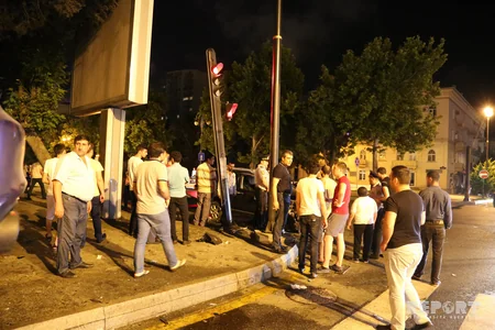 Bakıda maşın işıqforun qırmızı işığında keçərək qəza törədib, 2 nəfər yaralanıb - FOTO - VİDEO
