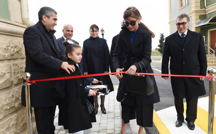 Azərbaycanın birinci xanımı valideyn himayəsindən məhrum olan gənclər üçün tikilən yaşayış binasının açılışında iştirak edib