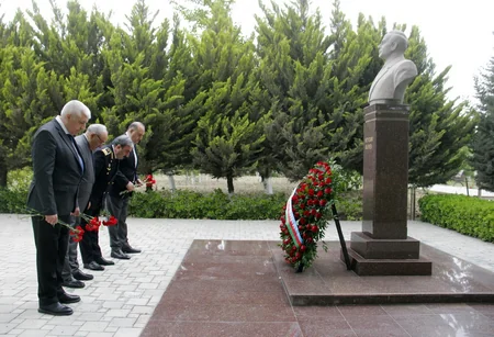 Bakı metrosunda Heydər Əliyevin xatirəsi anılıb