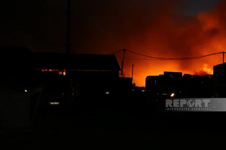 Bakıda inşaat materialları bazarındakı yanğının açıq alov mənbələri söndürülüb - YENİLƏNİB-7