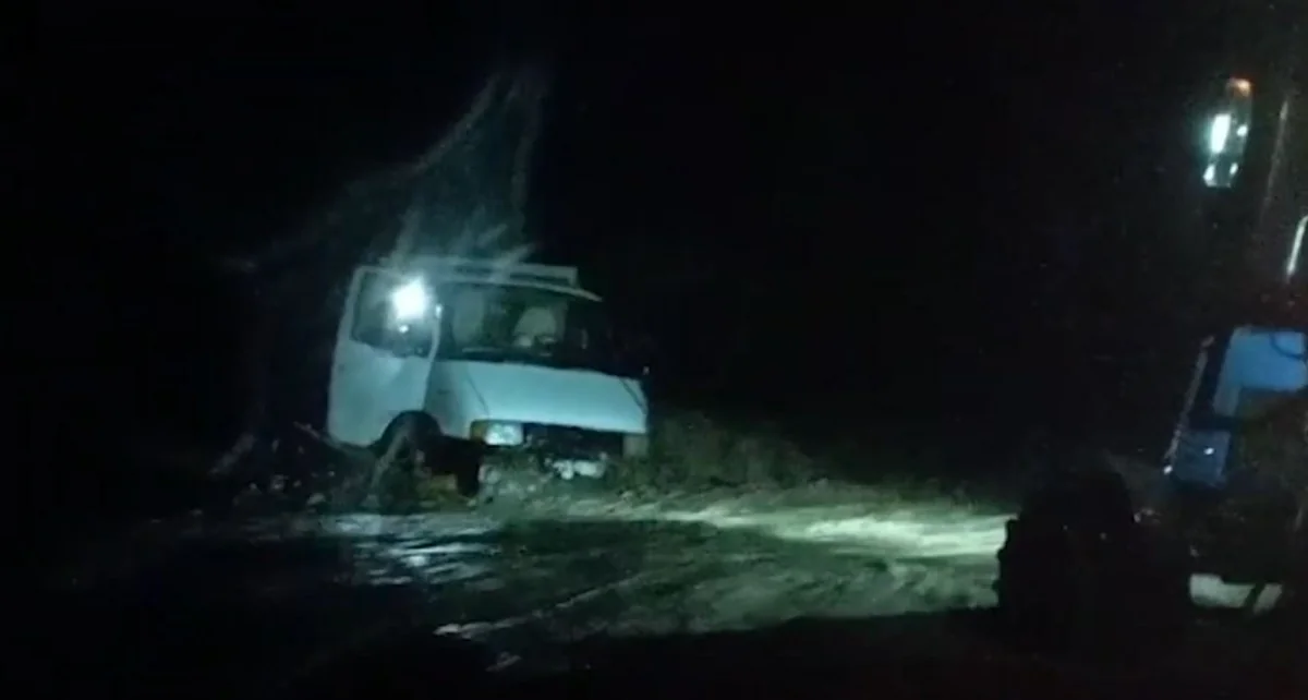 Qaxda yük avtomobili sel nəticəsində çayda batıb, sürücü xilas edilib