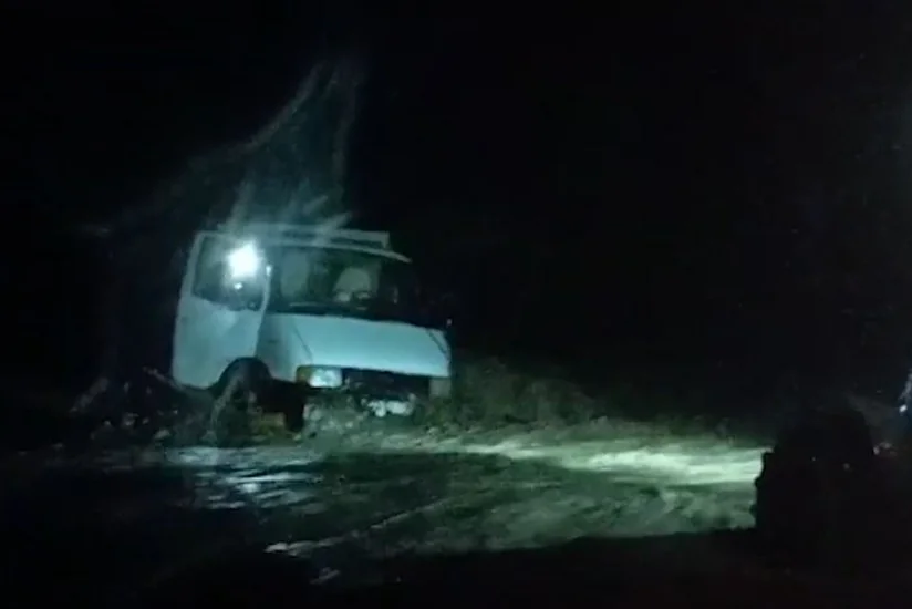 Грузовик упал в реку в Гахе