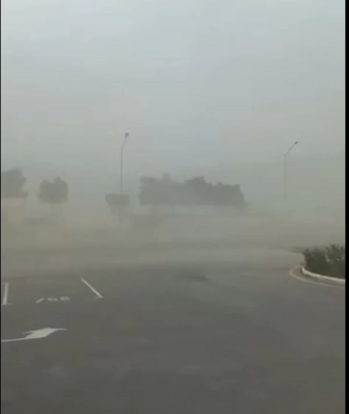 Yol polisi küləkli hava şəraiti ilə əlaqədar sürücülərə xəbərdarlıq edib