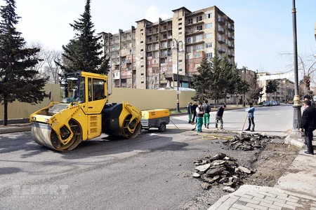 Bakının təmirə dayanmış yolları - FOTOREPORTAJ