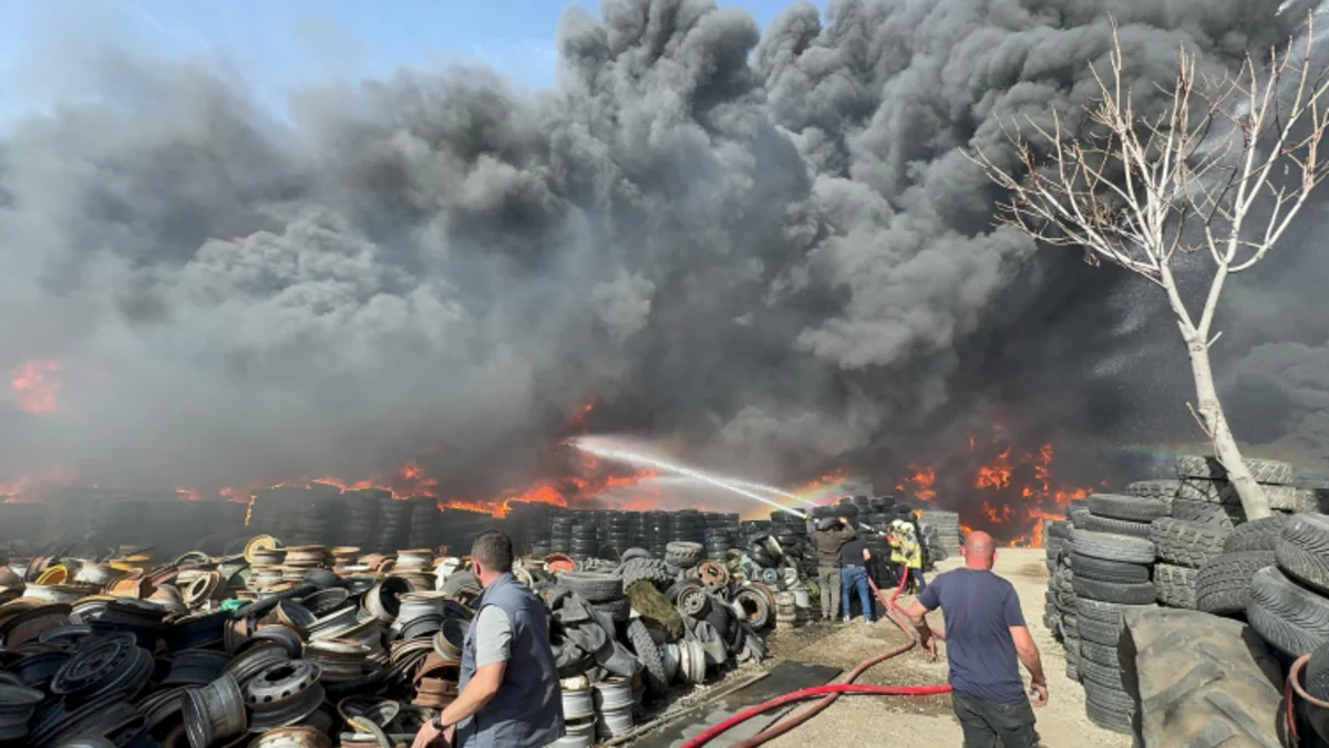В Анкаре на складе покрышек начался пожар