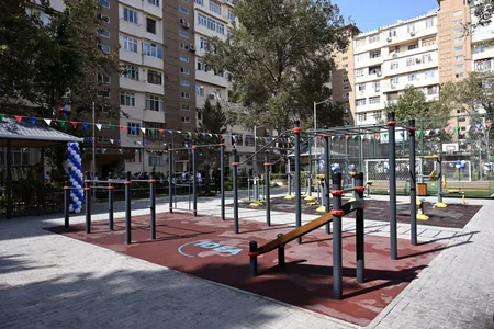 Bakıda yenilənmiş növbəti həyət sakinlərin istifadəsinə verilib