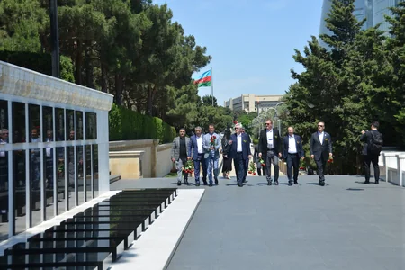 Dünya çempionatının nümayəndə heyəti Fəxri xiyabanı və Şəhidlər xiyabanını ziyarət edib