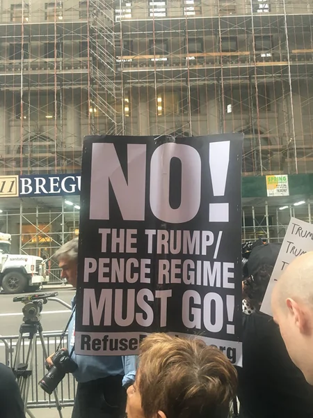 В центре Нью-Йорка сотни протестующих ожидают приезда Трампа