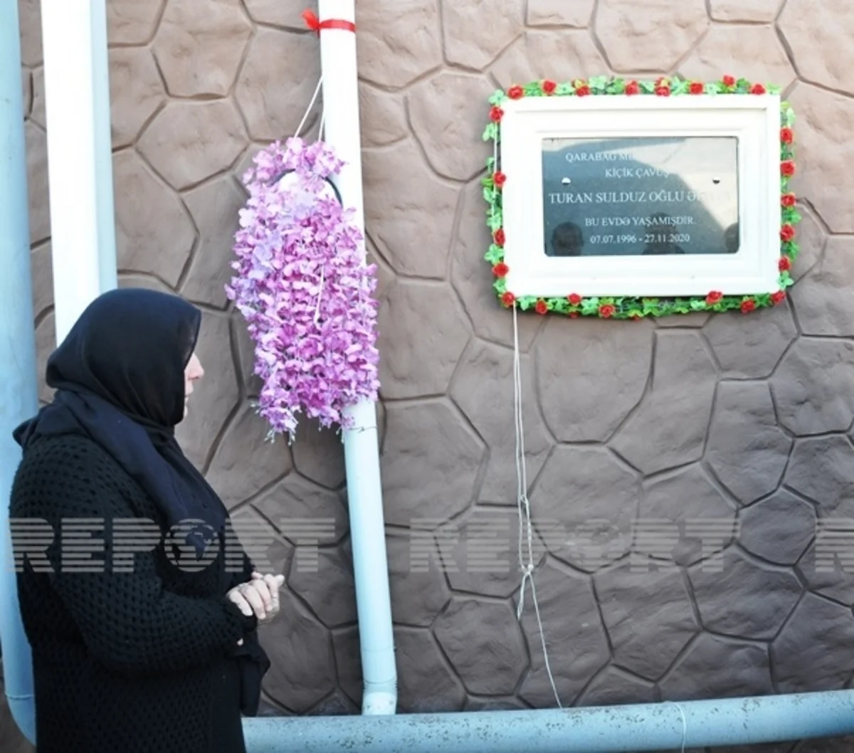 Biləsuvarda Vətən müharibəsi şəhidinin xatirə lövhəsinin açılışı olub