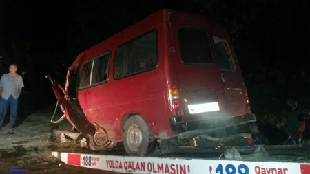 Qubada toydan qayıdan mikroavtobus qəzaya düşüb, 4 nəfər yaralanıb - FOTO