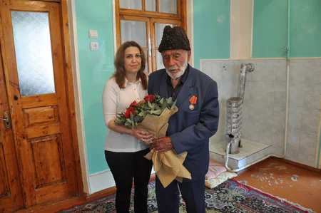 Qaz Emalı Zavodunun əməkdaşları veteranlara baş çəkiblər