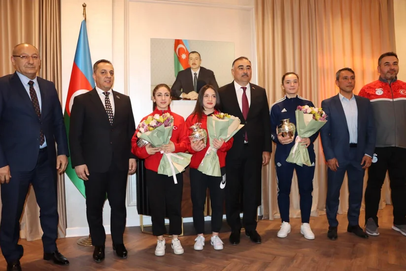 İrəvanda Avropa çempionatında medallarını ölkəmizə həsr edən türkiyəli idmançılara hədiyyələr təqdim olunub