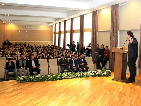 Mahir Mədətov Avroliqanın finalı ilə əlaqədar tələbələrlə görüşüb
