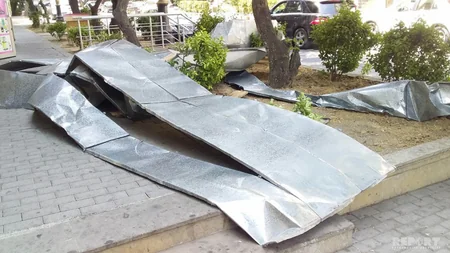 Bakıda güclü külək binanın damını uçurub - FOTO - VİDEO - YENİLƏNİB