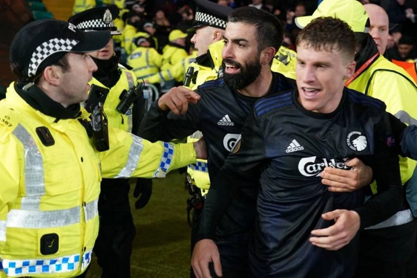 UEFA polis işçisini itələyən futbolçunu cəzalandırdı