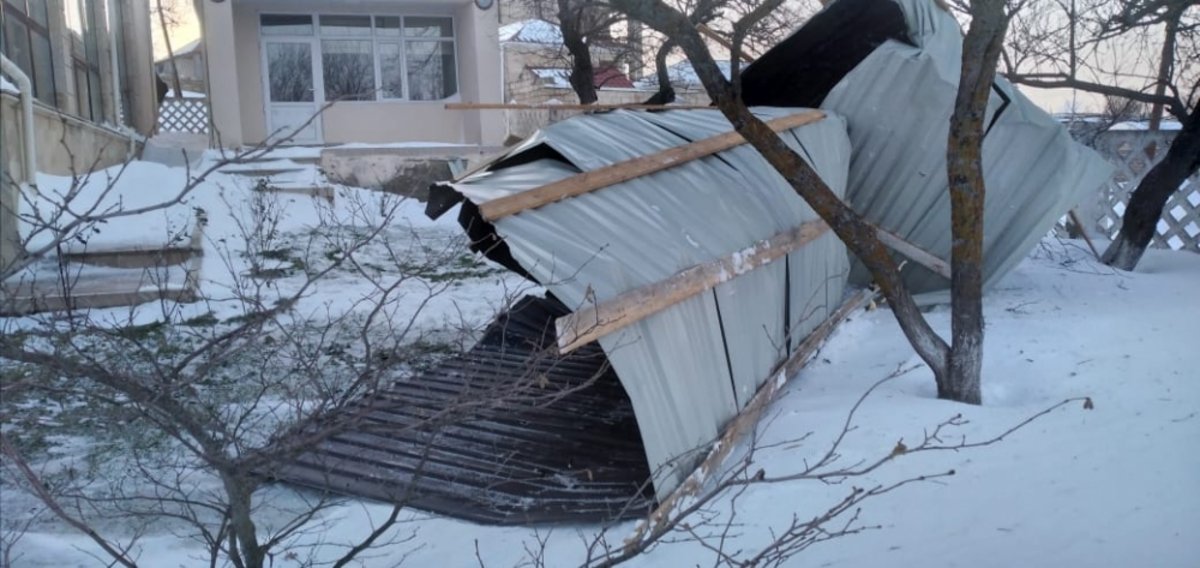 Сильный ветер снес крышу Дома-музея Джафара Джаббарлы в Хызы