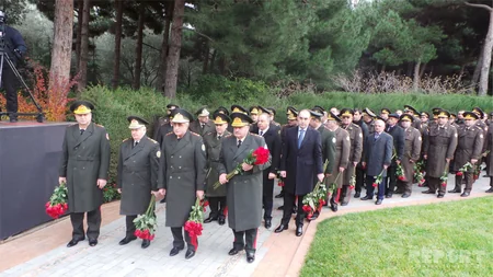 Azərbaycan ictimaiyyəti ümummilli lider Heydər Əliyevin məzarını ziyarət edir - FOTO