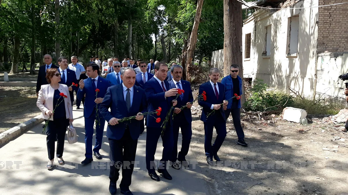 Azərbaycan və Türkiyənin Baş prokurorları Gəncədə raket düşən ərazidə olublar - VİDEO - YENİLƏNİB