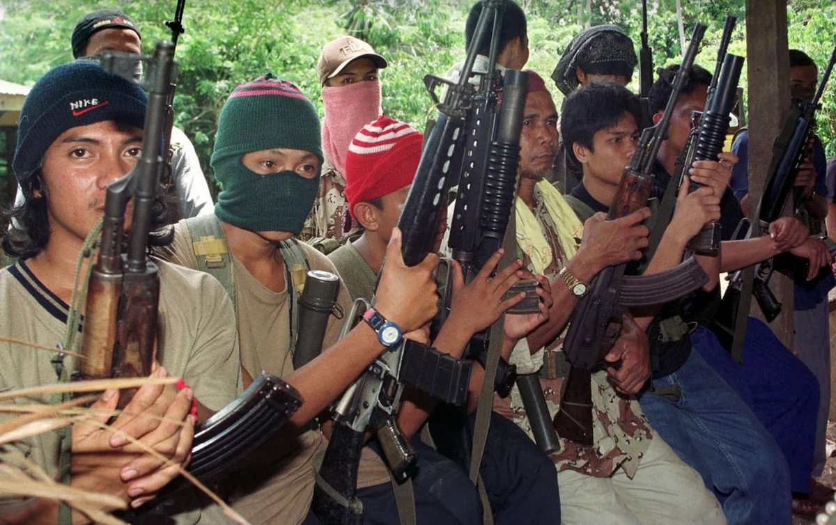 Martial law in southern Philippines extended