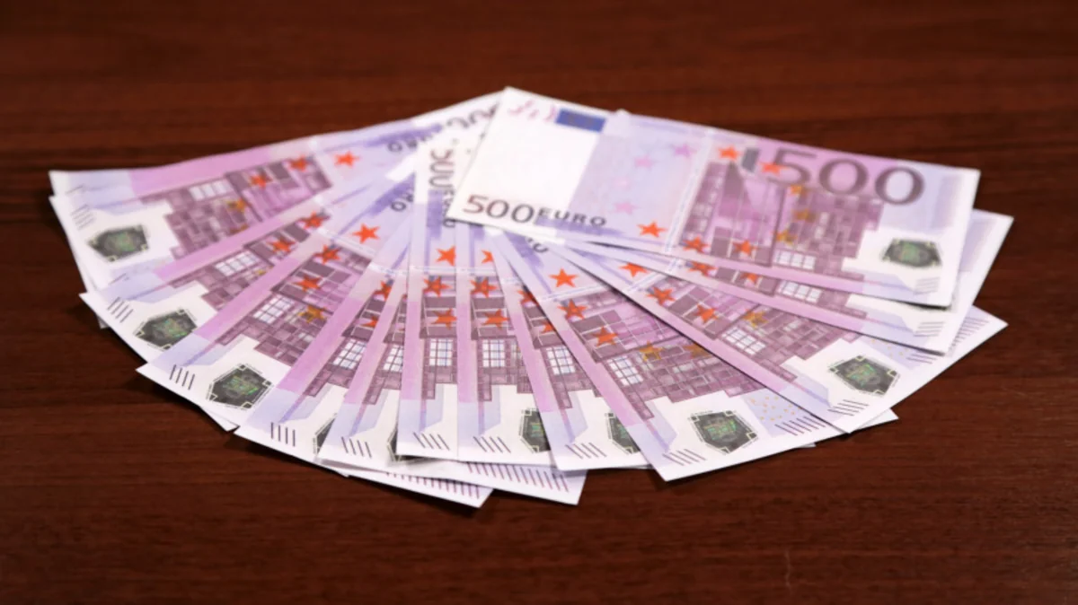 EU bans transfer of euro banknotes to Russia