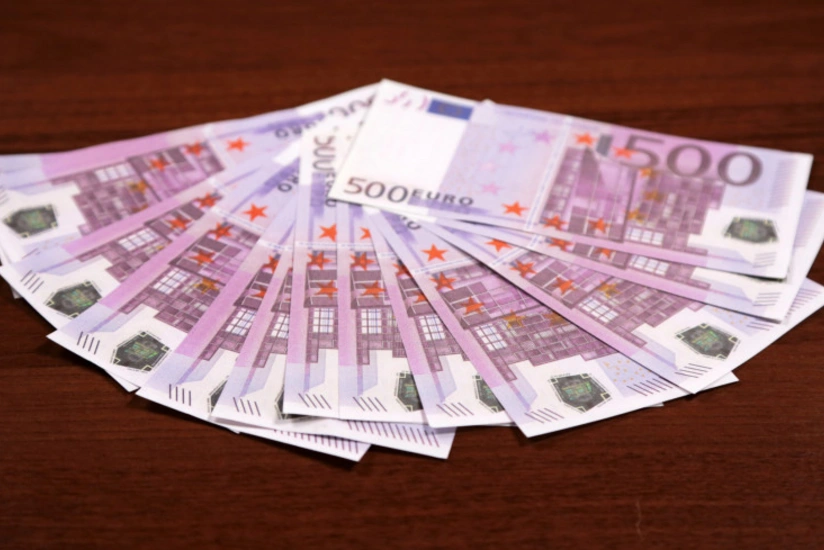 EU bans transfer of euro banknotes to Russia