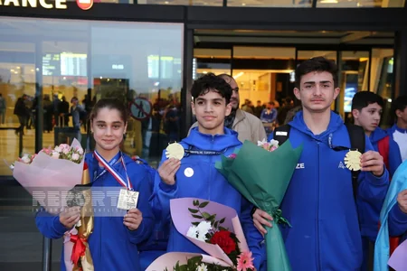Avropa çempionatında qızıl medal qazanan gimnastlarımız Vətənə dönüblər