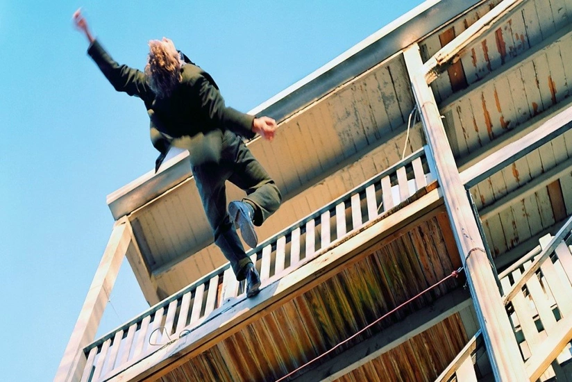 Ağdaşda yaşlı kişi ikinci mərtəbədən yerə yıxılıb