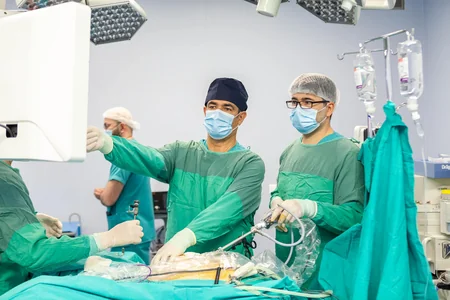 Bakıda canlı yayımda minimal invaziv yolla orqanqoruyucu əməliyyat icra olunub