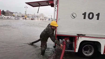FHN:  Yağıntılı hava şəraiti bir sıra fəsadlara yol açıb, bəzi əraziləri su basıb