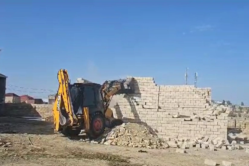 Abşeronda qanunsuz tikililər sökülüb