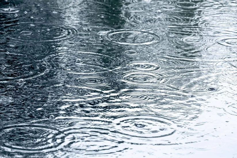 Küləkli və yağışlı hava sabah da davam edəcək