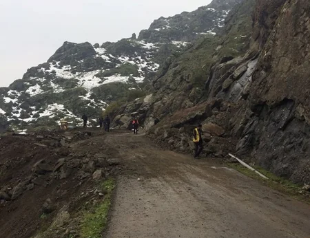 Lerik-Kəlvəz-Göydərə avtomobil yolunda dağ uçqunu olub