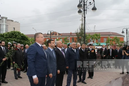 Azerbaijani delegation members lay flowers at Heydar Aliyev's monument in Astrakhan