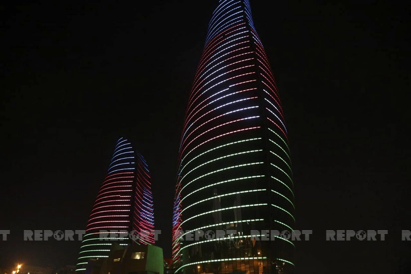 Flame Towers освещен цветами азербайджанского флага
