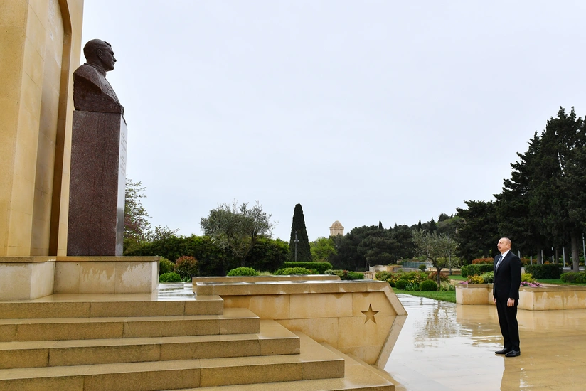 Prezident faşizm üzərində Qələbə uğrunda həlak olan Azərbaycan övladlarının xatirəsini ehtiramla anıb