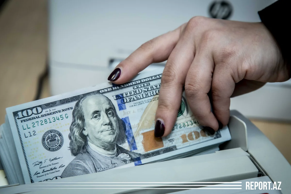 Demand for dollar decreases in currency auction