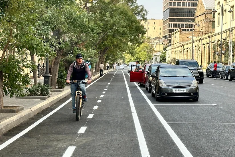 Bakının Xaqani küçəsində üfüqi yol nişanlanması işləri görülüb