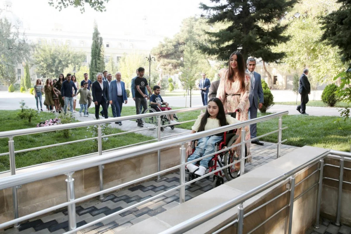 Heydər Əliyev Fondunun vitse-prezidenti Leyla Əliyeva Dövlət Rəssamlıq Akademiyasında olub