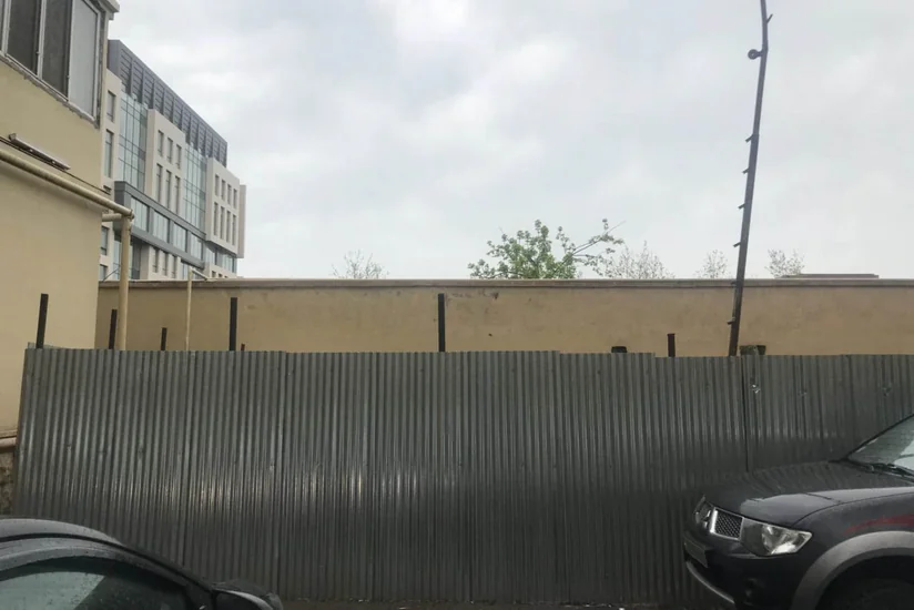 Bakıda binanın həyətində olan ağaclar kəsilib, yerində obyekt tikilir - VİDEO
