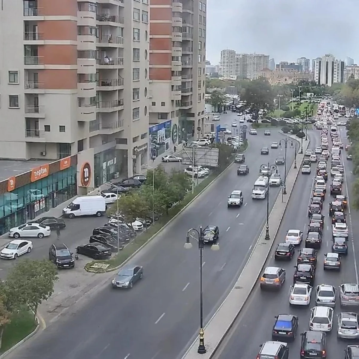 Bakının bir sıra yollarında nəqliyyatın sıxlığı müşahidə olunur