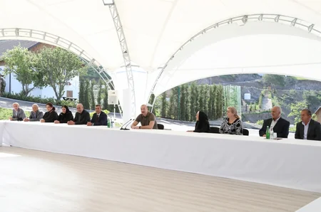 Dövlət başçısı Laçın şəhərinə qayıdan əhali ilə görüşüb, evlərin açarlarını onlara təqdim edib