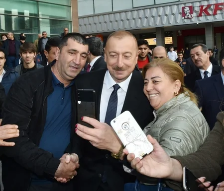 Prezident sakinlərlə söhbət edib, onlarla selfi çəkdirib - FOTOLAR