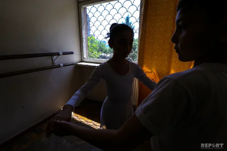 Musiqi səsləri, dəhlizdə gəzişən kiçik balerinalar - REPORTAJ