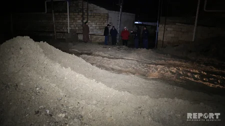 Bakıda su borusu partlayıb, 10 evi su basıb - VİDEO