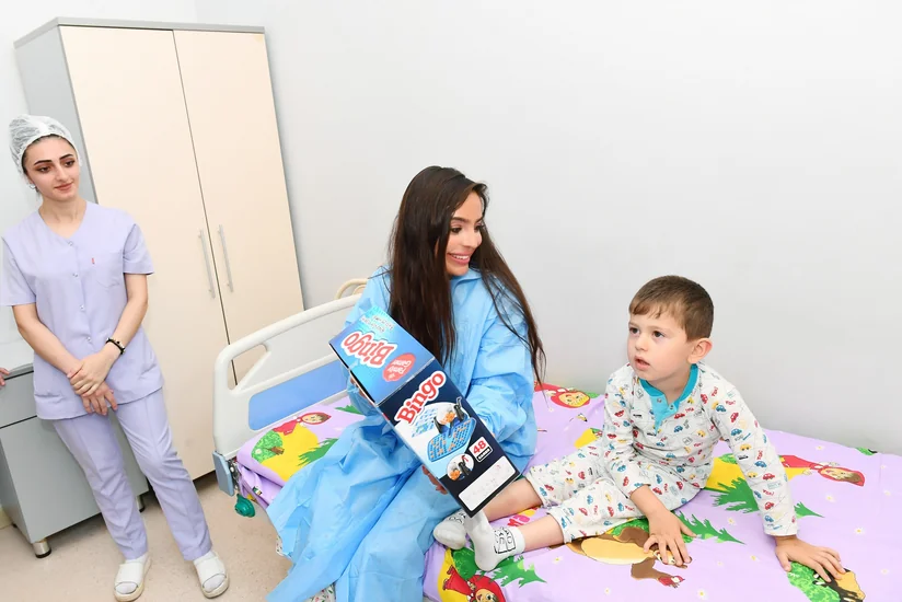 Leyla Əliyeva Bakının bir sıra tibb müəssisələrində müalicə alan uşaqlarla görüşüb
